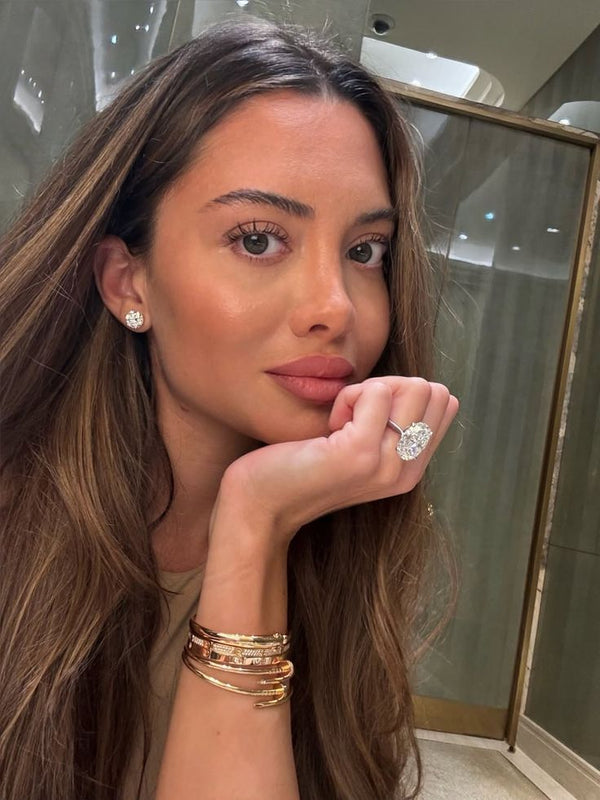 Proof that the right accessories can level up any outfit! Agape= effortless luxury. 💎
